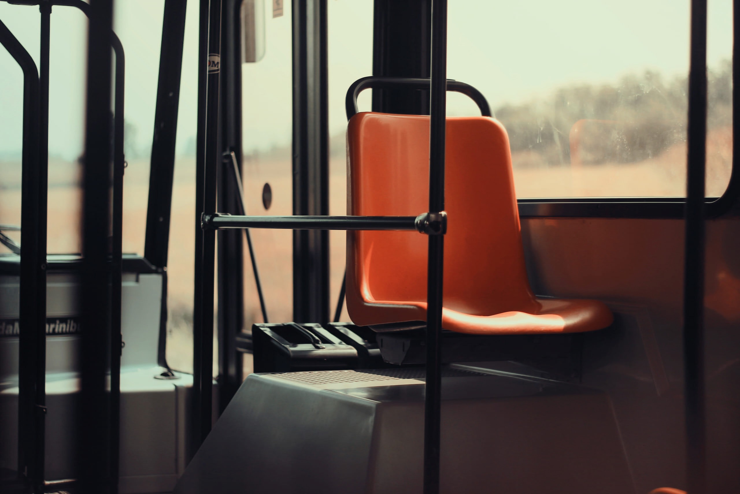 Dettaglio di un posto a sedere di un autobus.